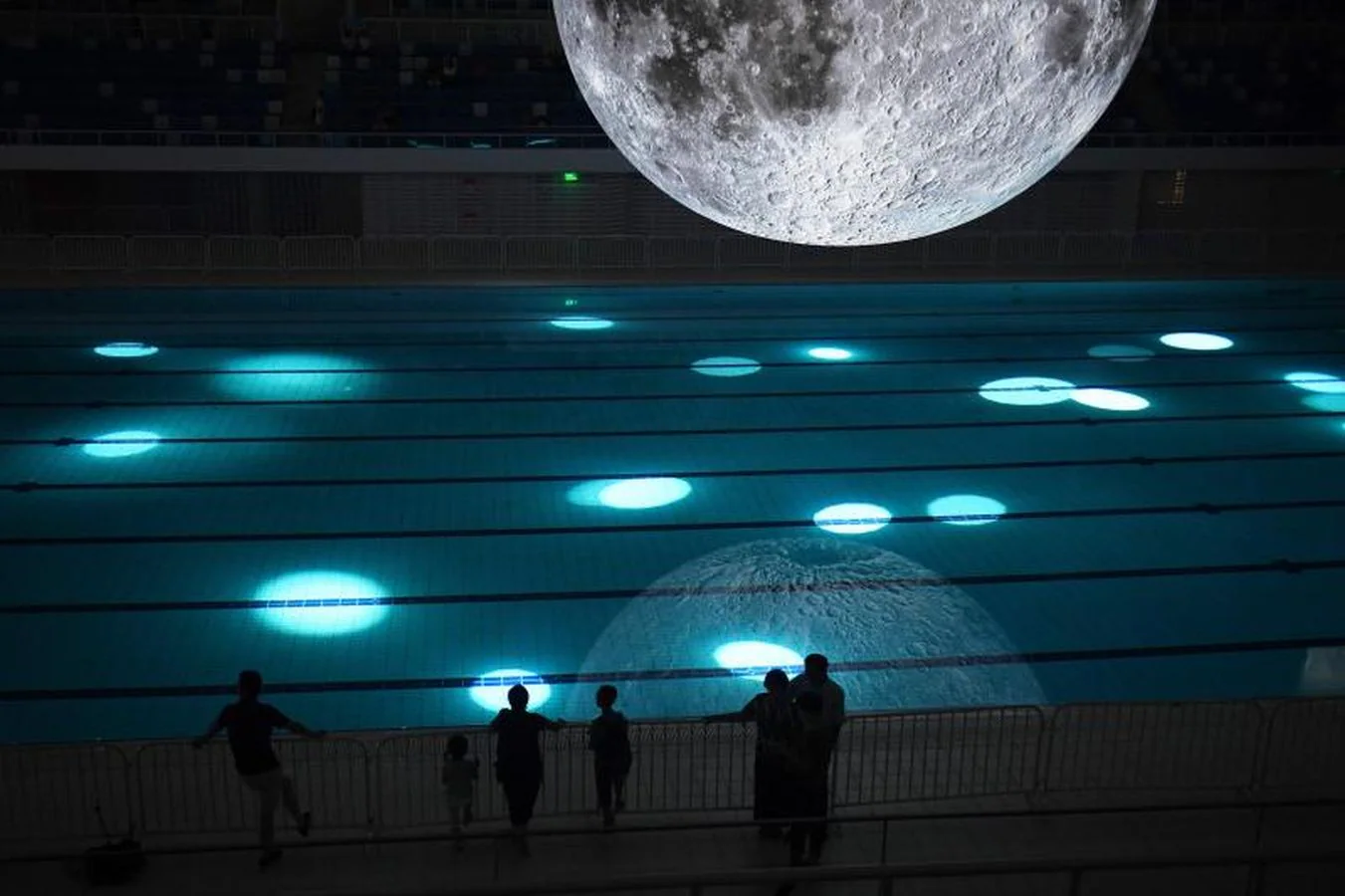 Un modelo de la Luna cuelga sobre la piscina olímpica en el Centro Aquático Nacional en Pekín, en China.