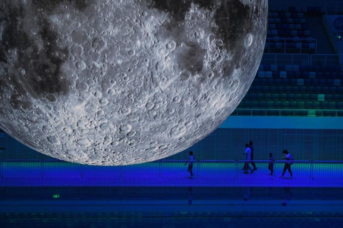 Un modelo de la Luna cuelga sobre la piscina olímpica en el Centro Aquático Nacional en Pekín, en China.