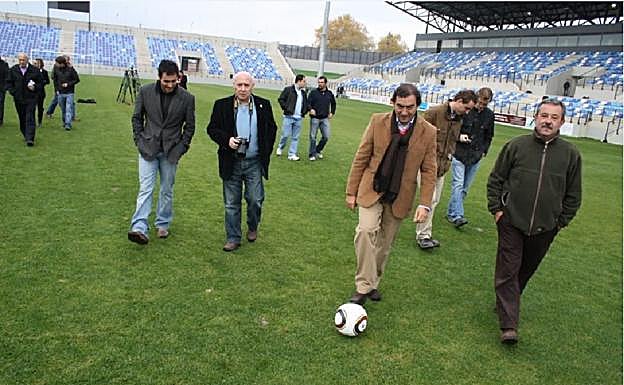 Joaquín Hermoso (con el balón), en la Inauguración del campo de fútbol de Puertollano.