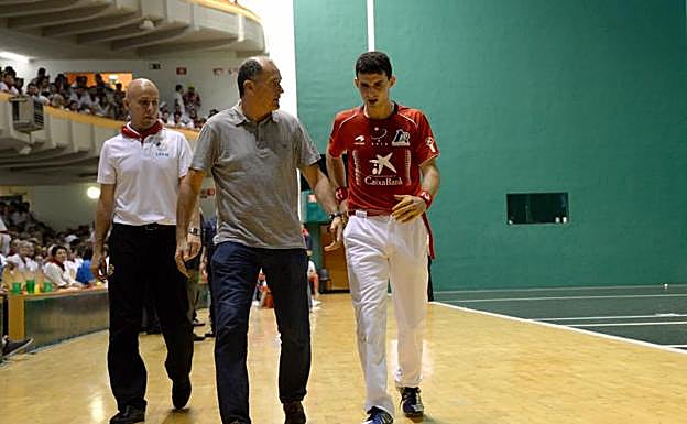 Altuna, a su salida de la cancha del Labrit acompañado del doctor Iñigo Simón. 