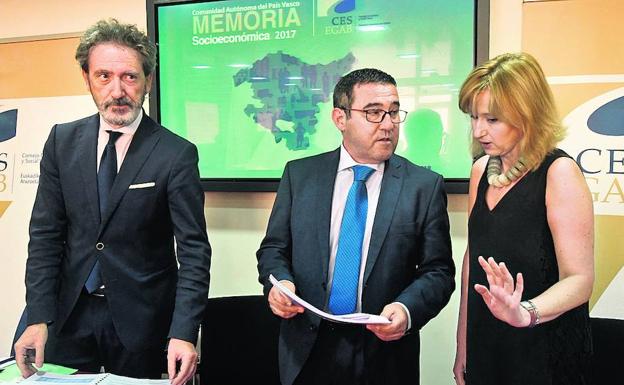 Jon Barrutia, Francisco José Huidobro y Arantza Unzurrunzaga, ayer en la sede del CES