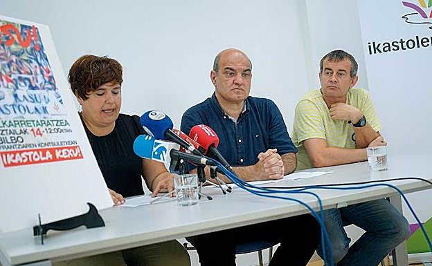 Nekane Artola, Koldo Tellitu eta Hur Gorostiaga, Ikastolen Etxean egin duten agerraldian.