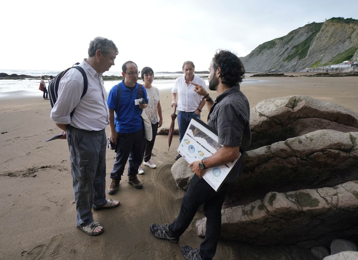 Cuatro años después de su primer proceso de revalidación, superado de manera contundente con una 'tarjeta verde', el Geoparque de la Costa Vasca acoge a evaluadores internacionales de la Unesco para determinar si continúa como Geoparque Mundial de la Unesco por un período de otros cuatro años.