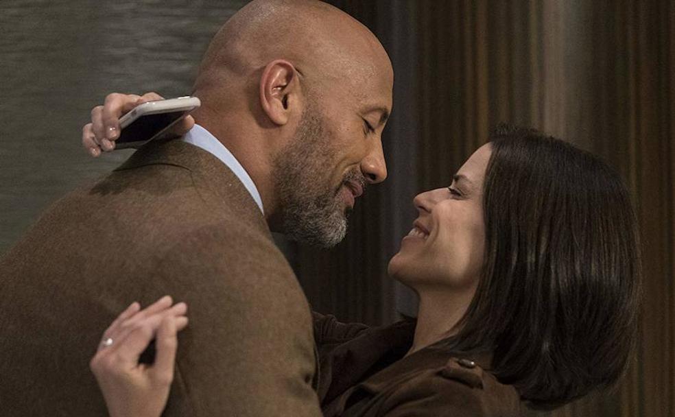 Neve Campbell y Dwayne Johnson en 'El rascacielos' (2018).