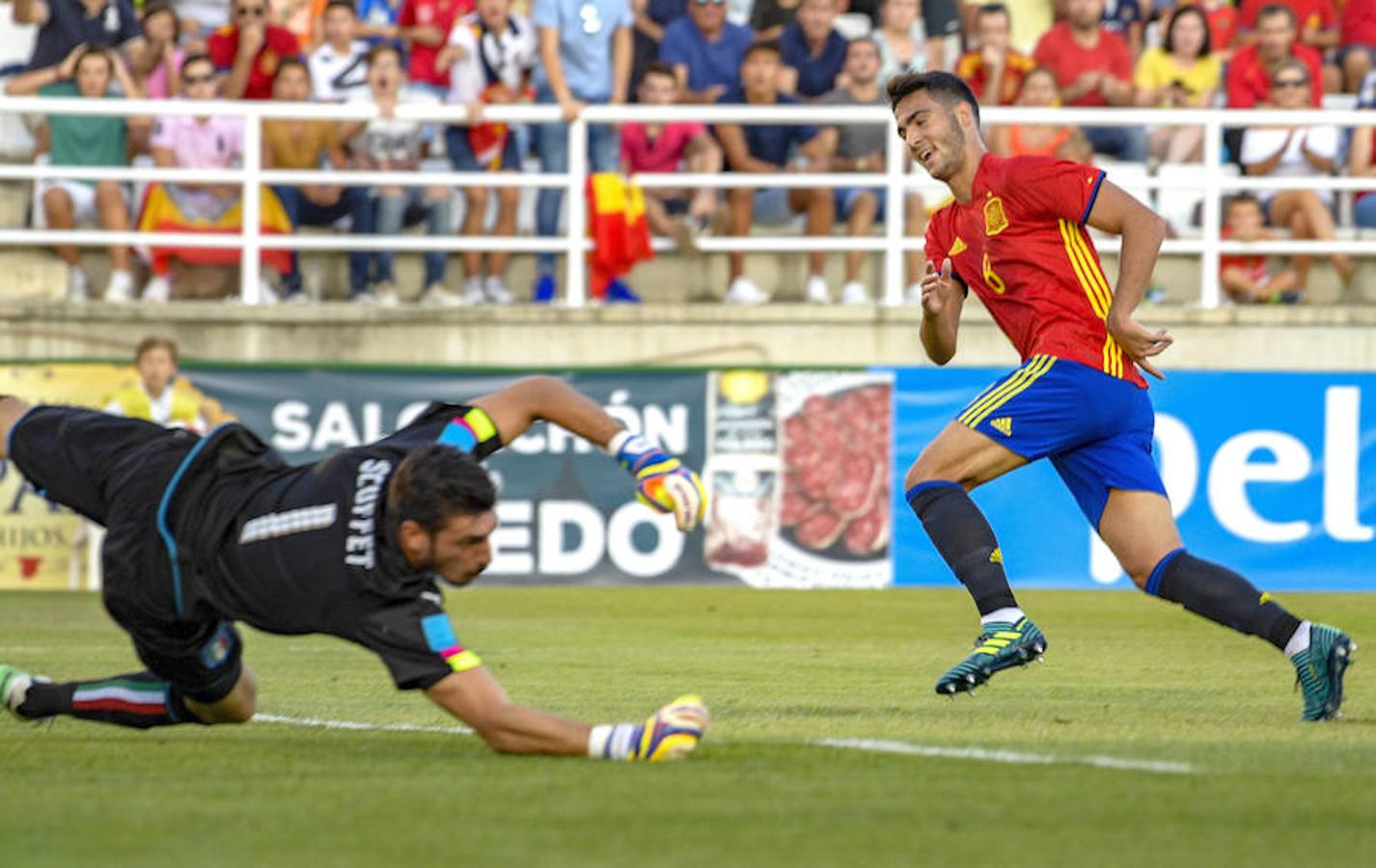 El nuevo jugador de la Real Sociedad se inició en Osasuna, donde llamó la atención del Dortmund alemán. Después fichó por el Newcastle. También sabe lo que es jugar en diferentes categorías de la selección española. 
