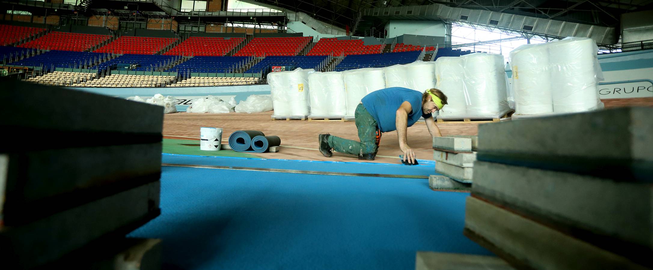 Ya se distinguen los dos tonos de color azul de la nueva pista de atletismo de la instalación donostiarra.