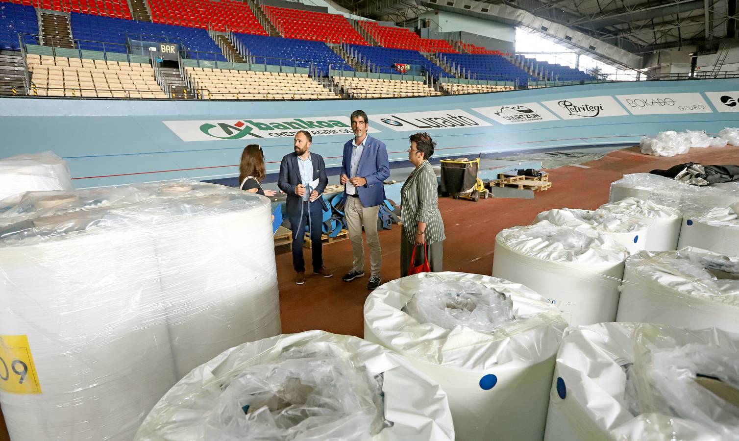 Ya se distinguen los dos tonos de color azul de la nueva pista de atletismo de la instalación donostiarra.