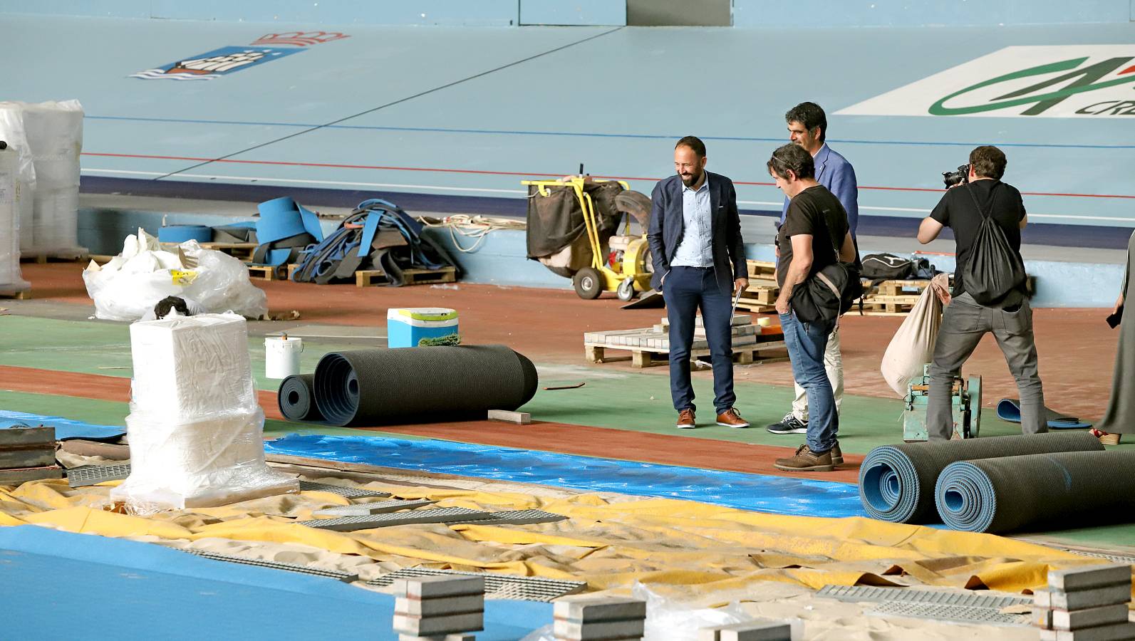 Ya se distinguen los dos tonos de color azul de la nueva pista de atletismo de la instalación donostiarra.