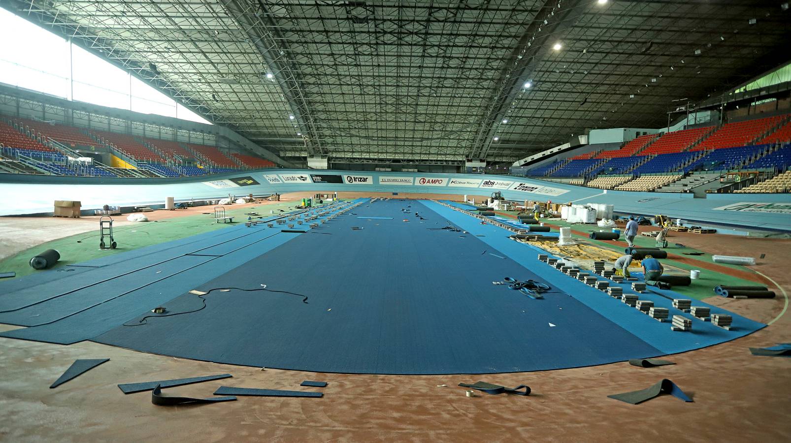 Ya se distinguen los dos tonos de color azul de la nueva pista de atletismo de la instalación donostiarra.