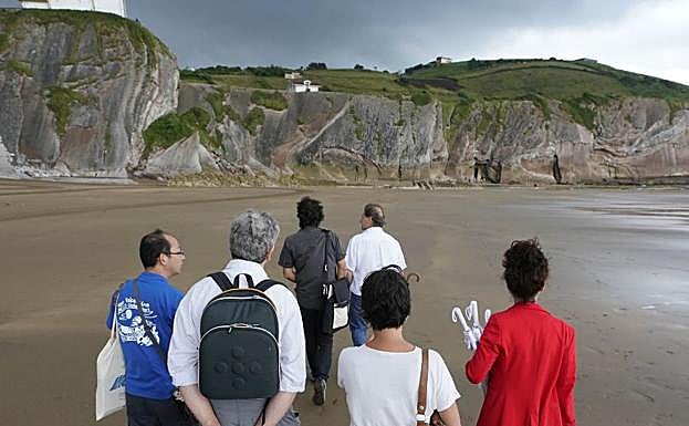 El equipo de la Unesco y de Geoparkea, ante los acantilados