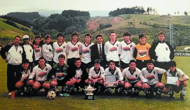 Foto de hace 25 años, con jugadores, entrenador (Martija), directivos y colaboradores. 