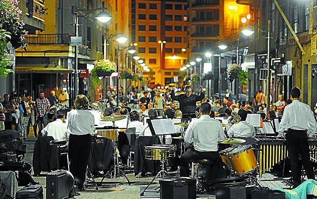 Calle. Los músicos se encontrarán hoy con un escenario distinto al habitual del Coliseo.