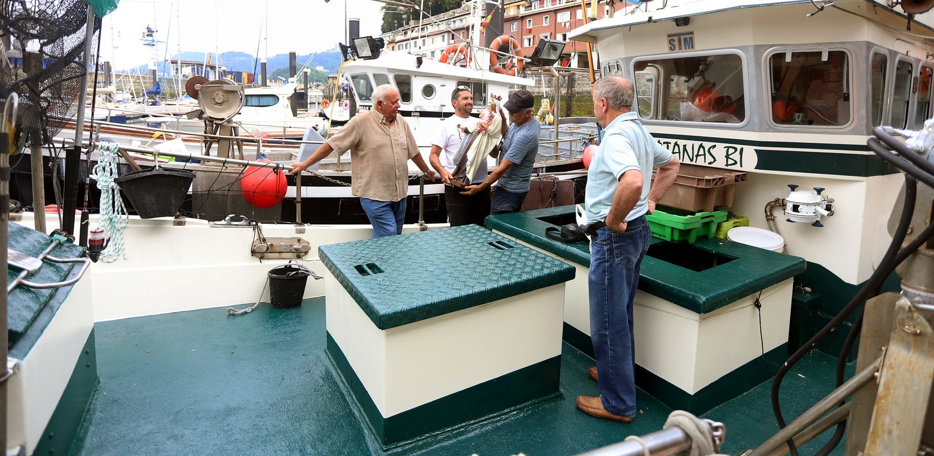 Los 'arrantzales' han paseado a la Virgen del Carmen como homenaje a la gente de la mar