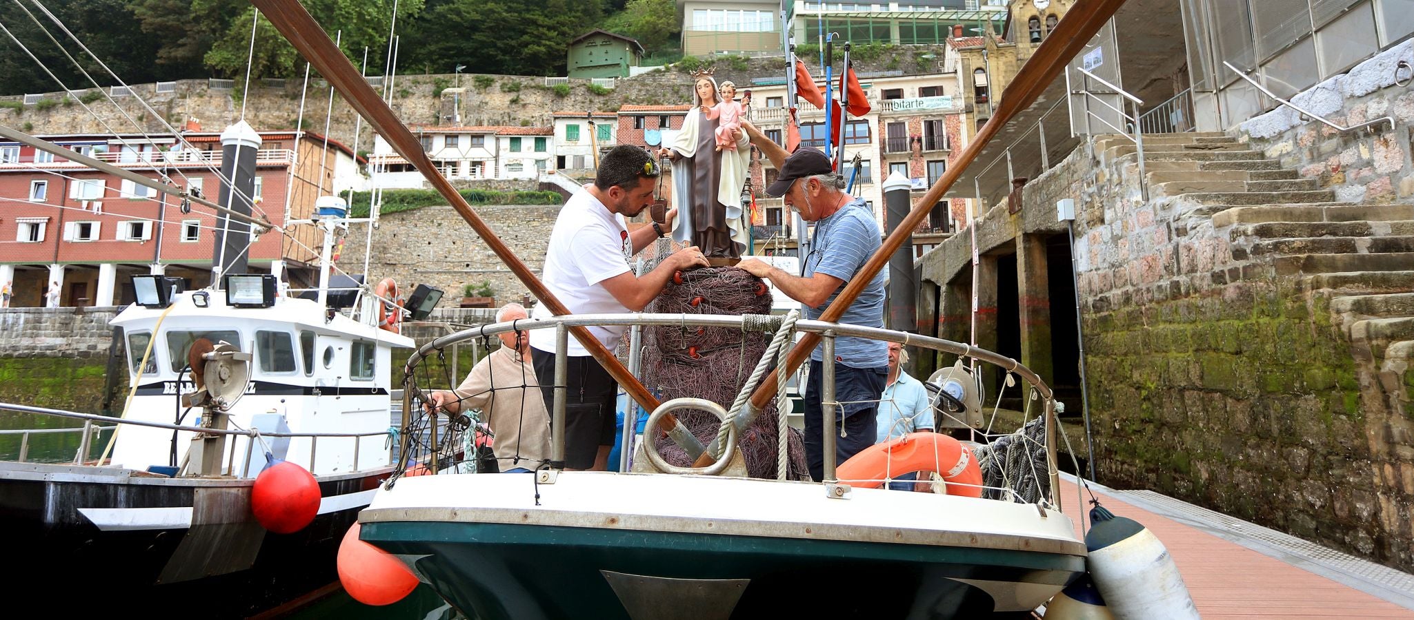 Los 'arrantzales' han paseado a la Virgen del Carmen como homenaje a la gente de la mar