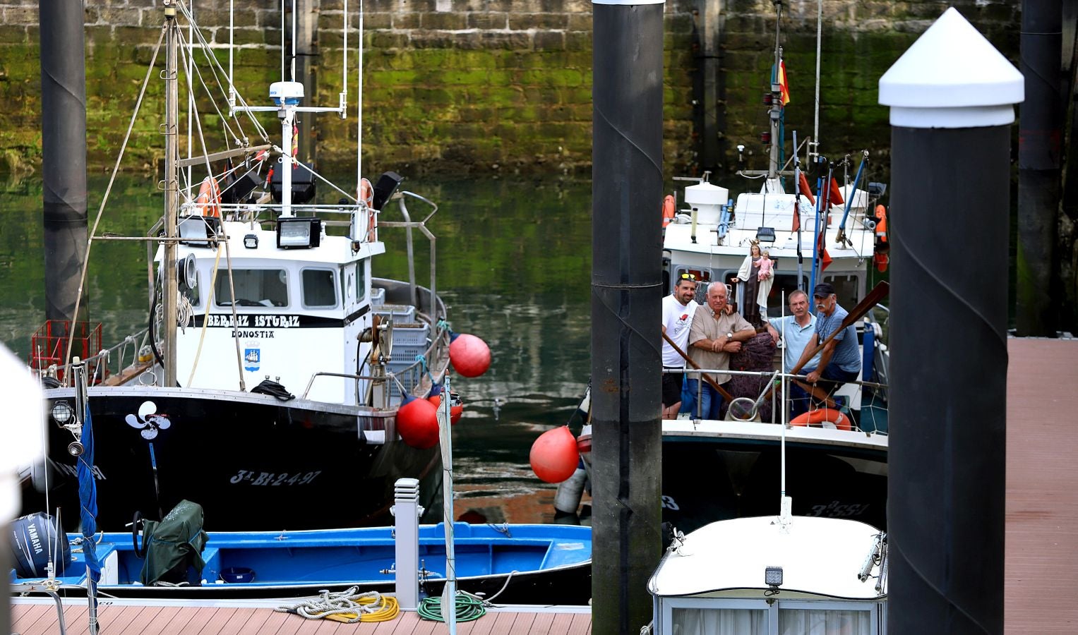 Los 'arrantzales' han paseado a la Virgen del Carmen como homenaje a la gente de la mar