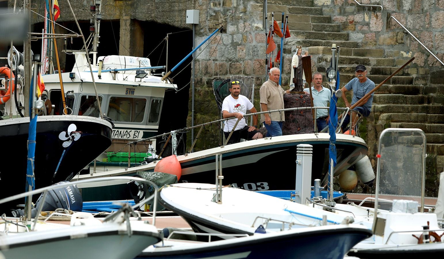 Los 'arrantzales' han paseado a la Virgen del Carmen como homenaje a la gente de la mar