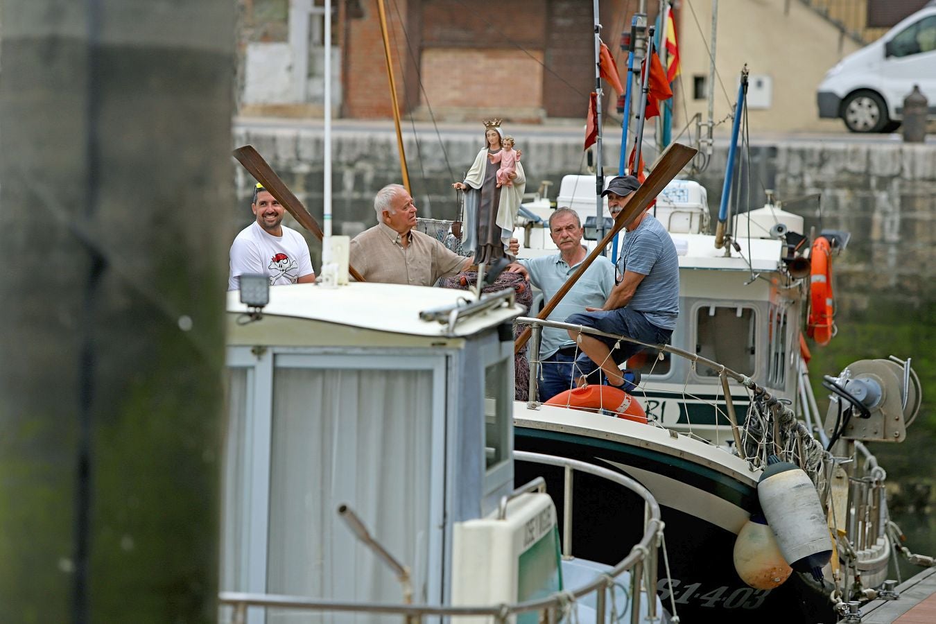 Los 'arrantzales' han paseado a la Virgen del Carmen como homenaje a la gente de la mar