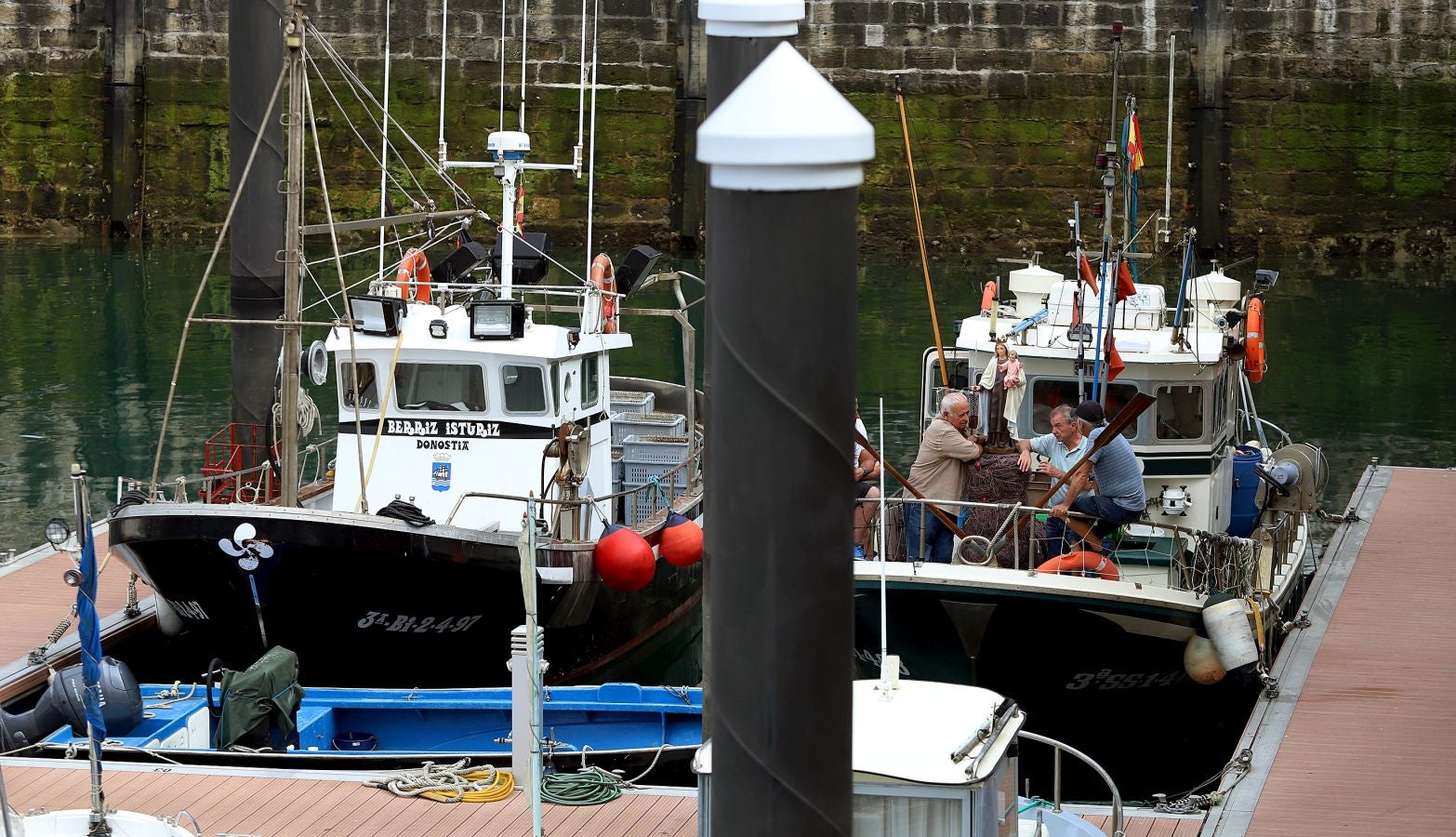 Los 'arrantzales' han paseado a la Virgen del Carmen como homenaje a la gente de la mar