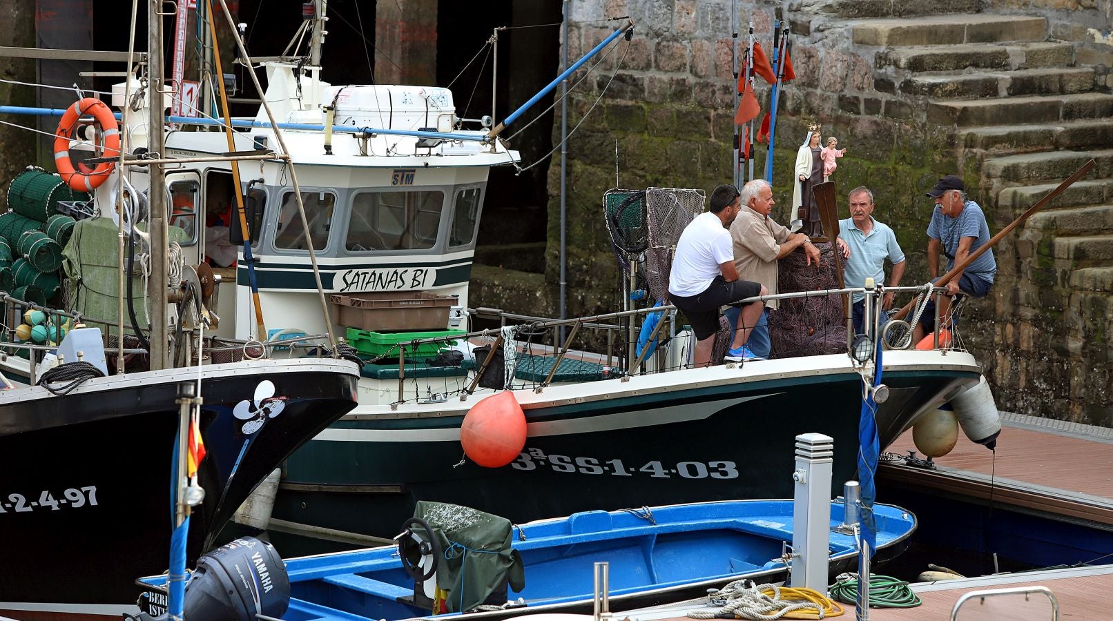 Los 'arrantzales' han paseado a la Virgen del Carmen como homenaje a la gente de la mar