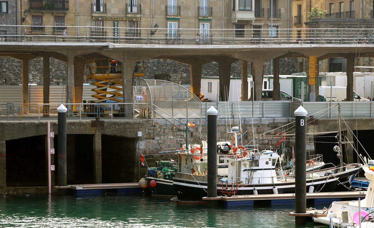 Los 'arrantzales' han paseado a la Virgen del Carmen como homenaje a la gente de la mar