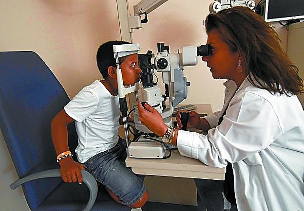Uno de los niños, durante la revisión ocular en la consulta. 