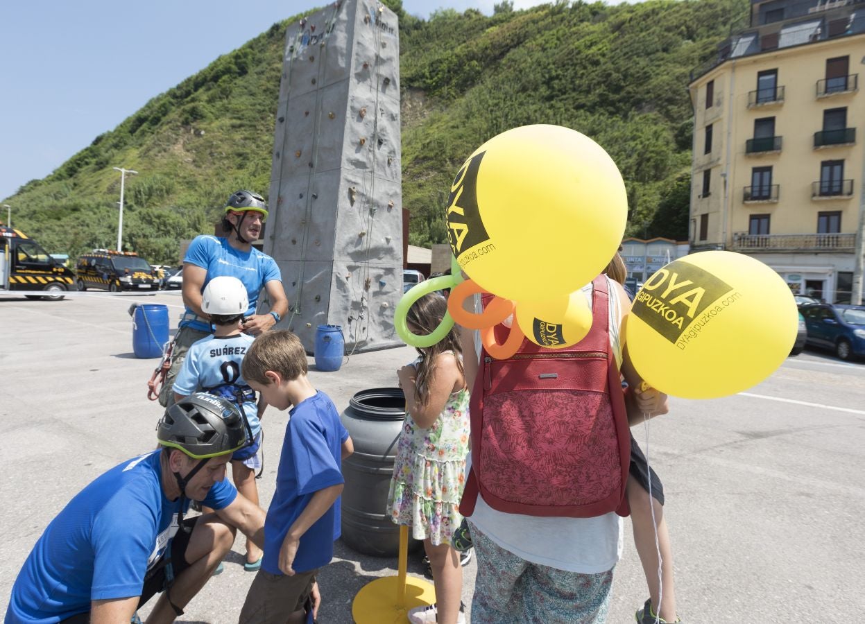 La DYA de Gipuzkoa ha celebrado su 45 aniversario con diferentes actividades en la explanada de Sagües
