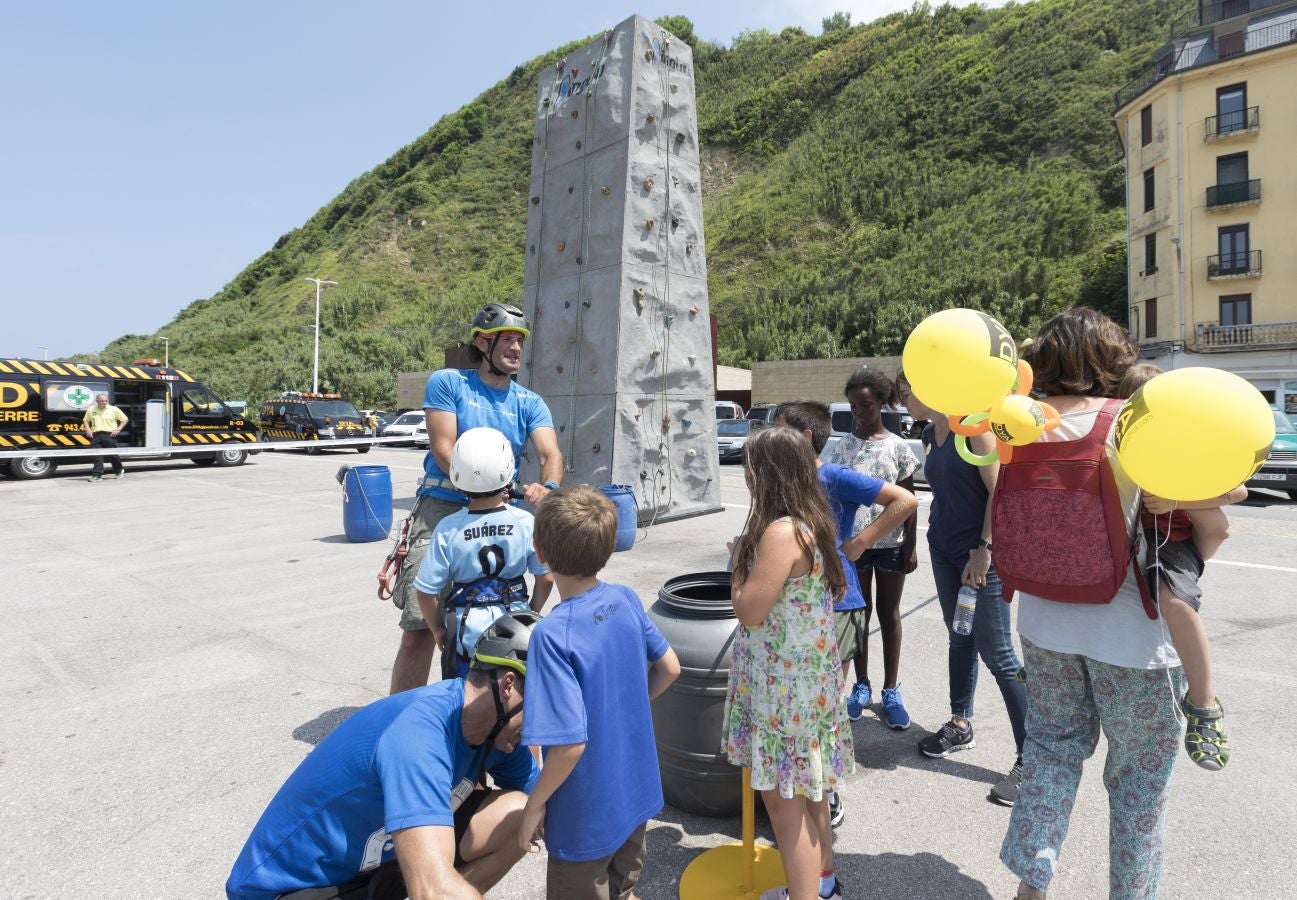 La DYA de Gipuzkoa ha celebrado su 45 aniversario con diferentes actividades en la explanada de Sagües