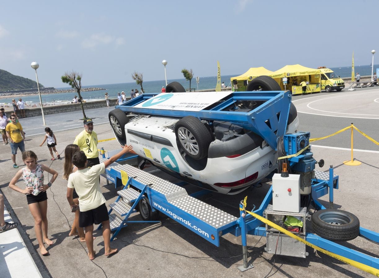 La DYA de Gipuzkoa ha celebrado su 45 aniversario con diferentes actividades en la explanada de Sagües