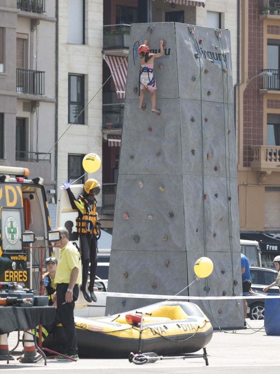La DYA de Gipuzkoa ha celebrado su 45 aniversario con diferentes actividades en la explanada de Sagües