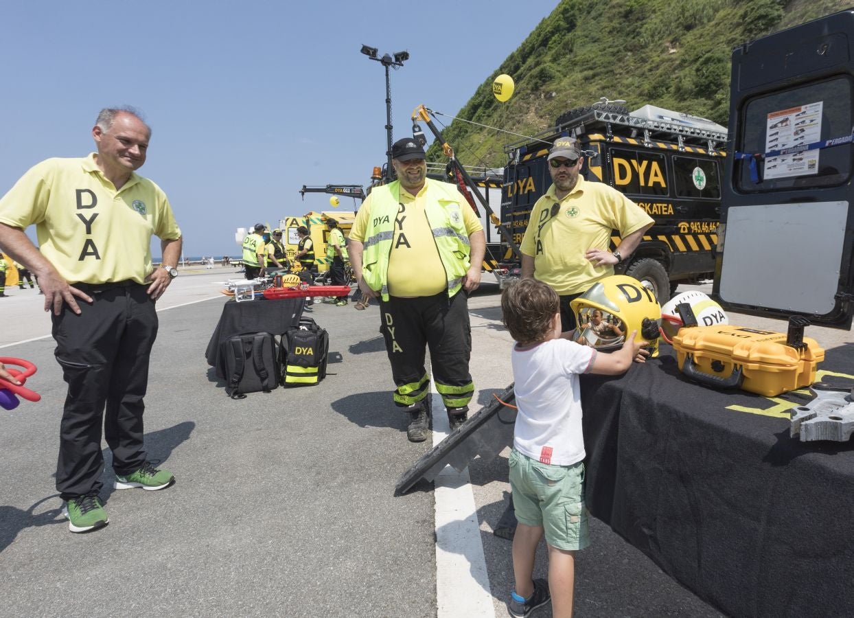 La DYA de Gipuzkoa ha celebrado su 45 aniversario con diferentes actividades en la explanada de Sagües