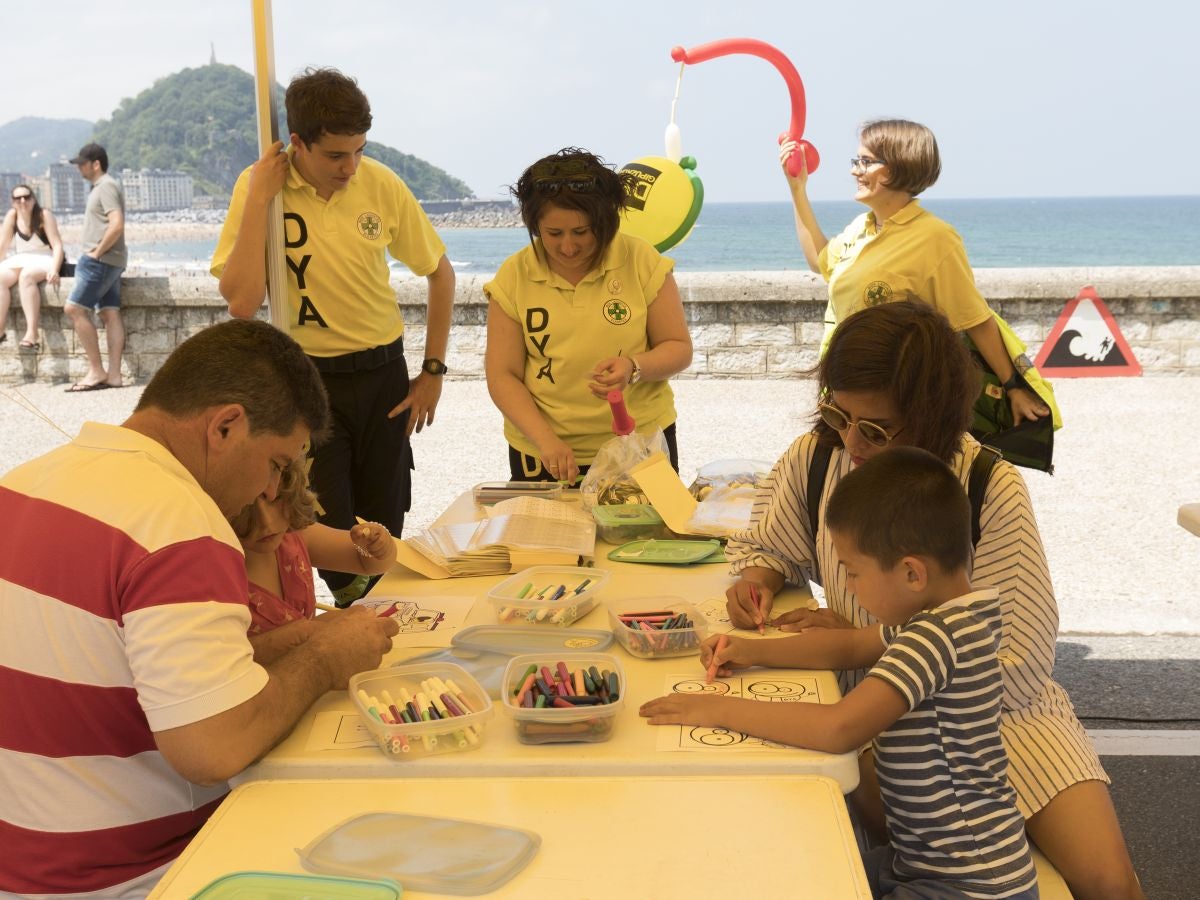 La DYA de Gipuzkoa ha celebrado su 45 aniversario con diferentes actividades en la explanada de Sagües