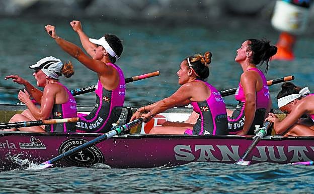 Las sanjuandarras celebran su victoria de ayer en la bahía de La Concha. 