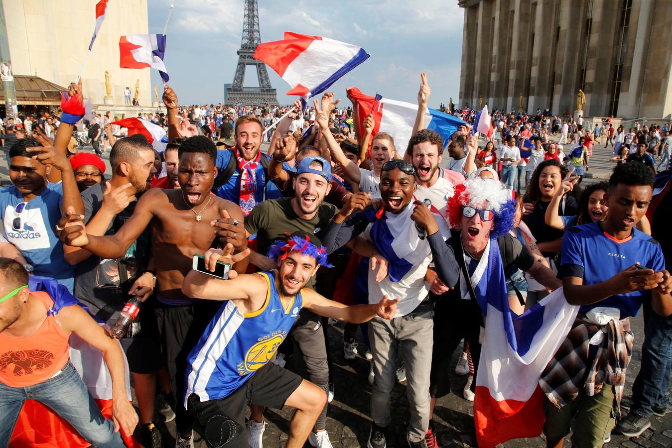 Los franceses se han echado a las calles de París apra celebrar el Mundial que ha ganado su selección en rusia.