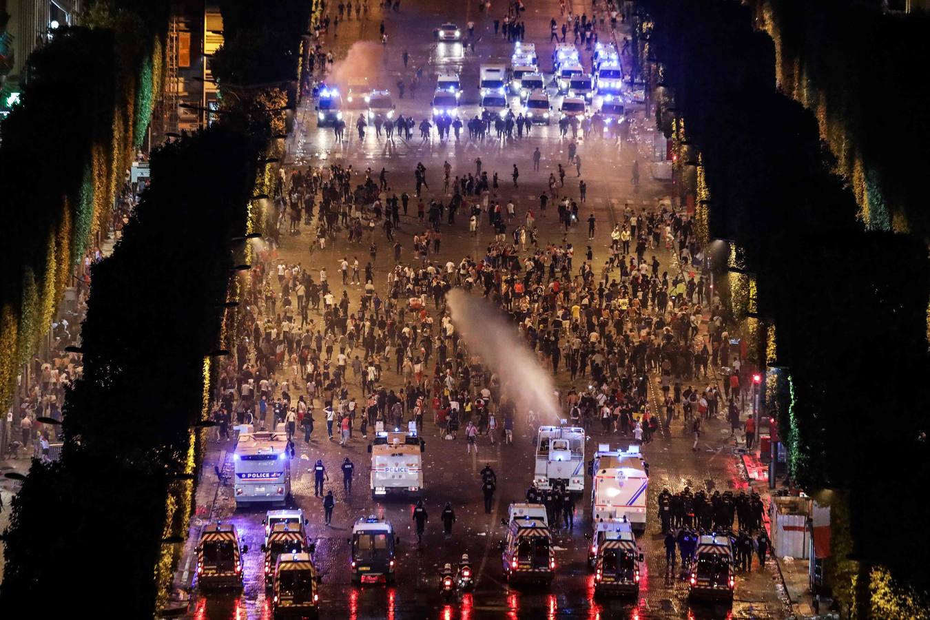 Los franceses se han echado a las calles de París apra celebrar el Mundial que ha ganado su selección en Rusia, aunque también se produjeron incidentes y disturbios.