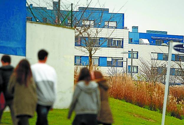 Un grupo de personas, junto a la promoción de VPO de Pagola en San Sebastián. 