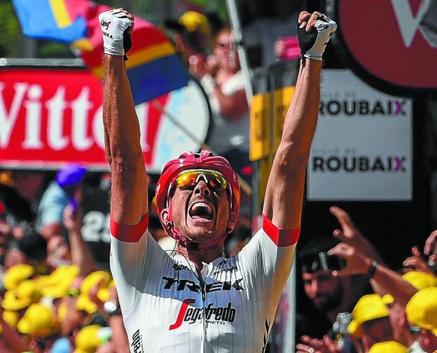 John Degenkolb celebra su victoria en las calles de Roubaix.