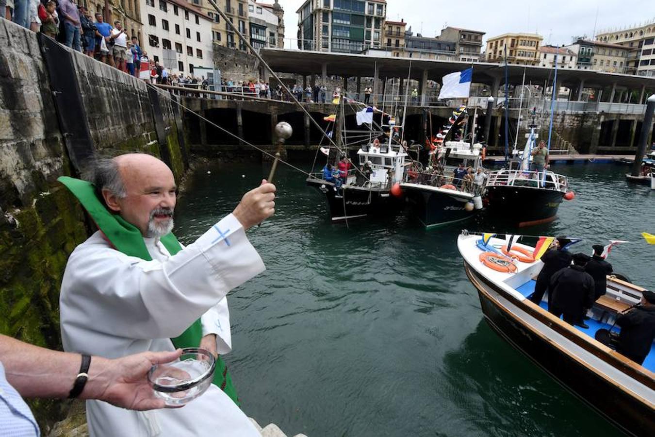 Este lunes 16 de julio se ha celebrado el día de la Virgen del Carmen en San Sebastián. El festejo, este año, ha contado con una novedad, la Coofradía donostiarra Karmengo Ama ha recuperado la tradicional procesión marítima de la Virgen por la bahía de La Concha. 