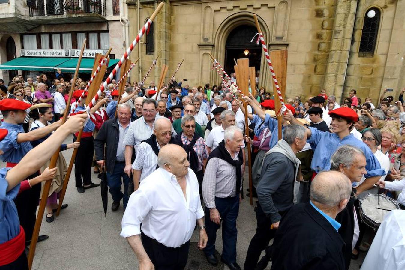 Este lunes 16 de julio se ha celebrado el día de la Virgen del Carmen en San Sebastián. El festejo, este año, ha contado con una novedad, la Coofradía donostiarra Karmengo Ama ha recuperado la tradicional procesión marítima de la Virgen por la bahía de La Concha. 