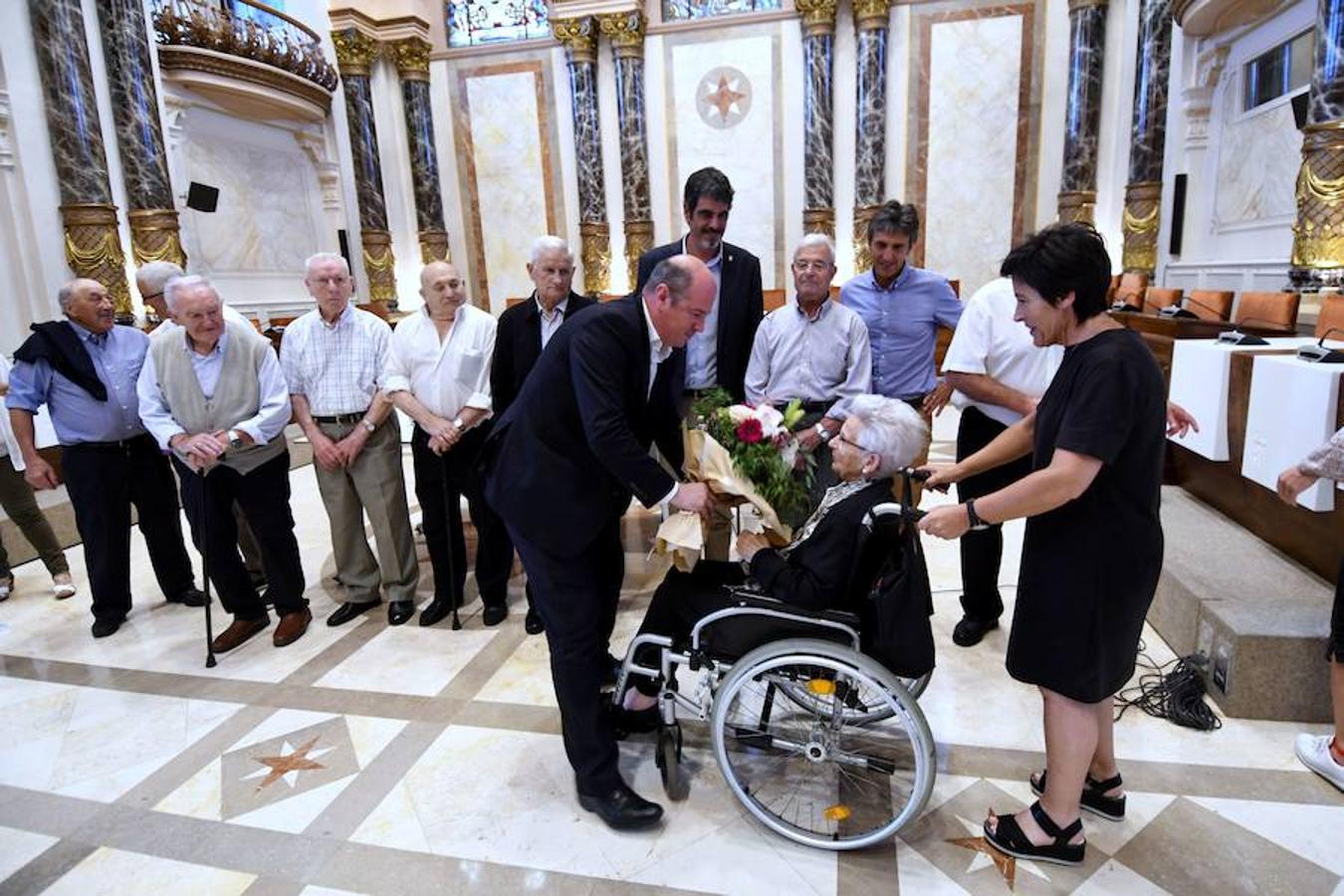 Este lunes 16 de julio se ha celebrado el día de la Virgen del Carmen en San Sebastián. El festejo, este año, ha contado con una novedad, la Coofradía donostiarra Karmengo Ama ha recuperado la tradicional procesión marítima de la Virgen por la bahía de La Concha. 