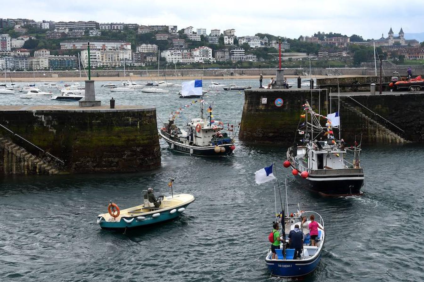 Este lunes 16 de julio se ha celebrado el día de la Virgen del Carmen en San Sebastián. El festejo, este año, ha contado con una novedad, la Coofradía donostiarra Karmengo Ama ha recuperado la tradicional procesión marítima de la Virgen por la bahía de La Concha. 