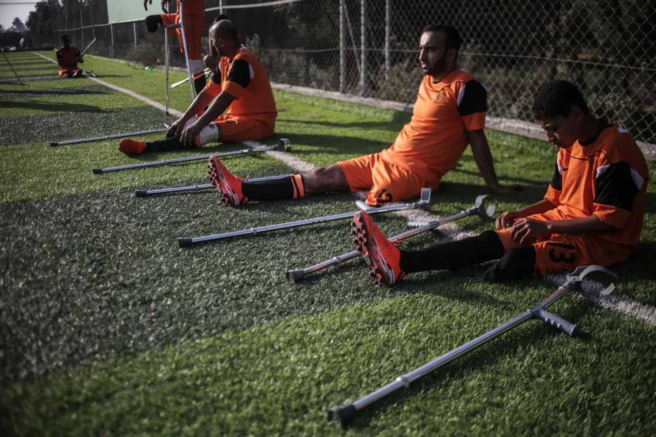 Jugadores de fútbol amputados palestinos participan en una sesión de entrenamiento de su equipo en el estadio Deir Al Balah, en el centro de la Franja de Gaza.