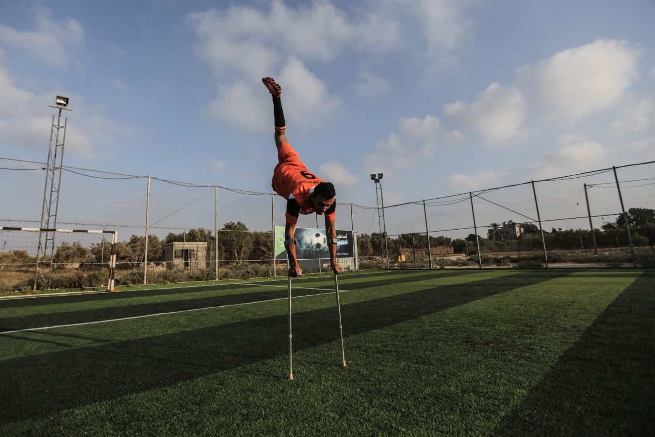 Jugadores de fútbol amputados palestinos participan en una sesión de entrenamiento de su equipo en el estadio Deir Al Balah, en el centro de la Franja de Gaza.