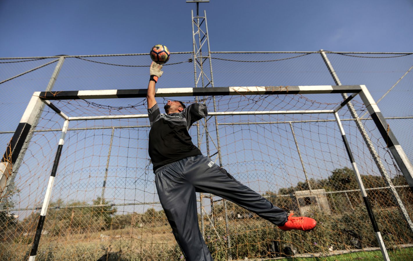 Jugadores de fútbol amputados palestinos participan en una sesión de entrenamiento de su equipo en el estadio Deir Al Balah, en el centro de la Franja de Gaza.