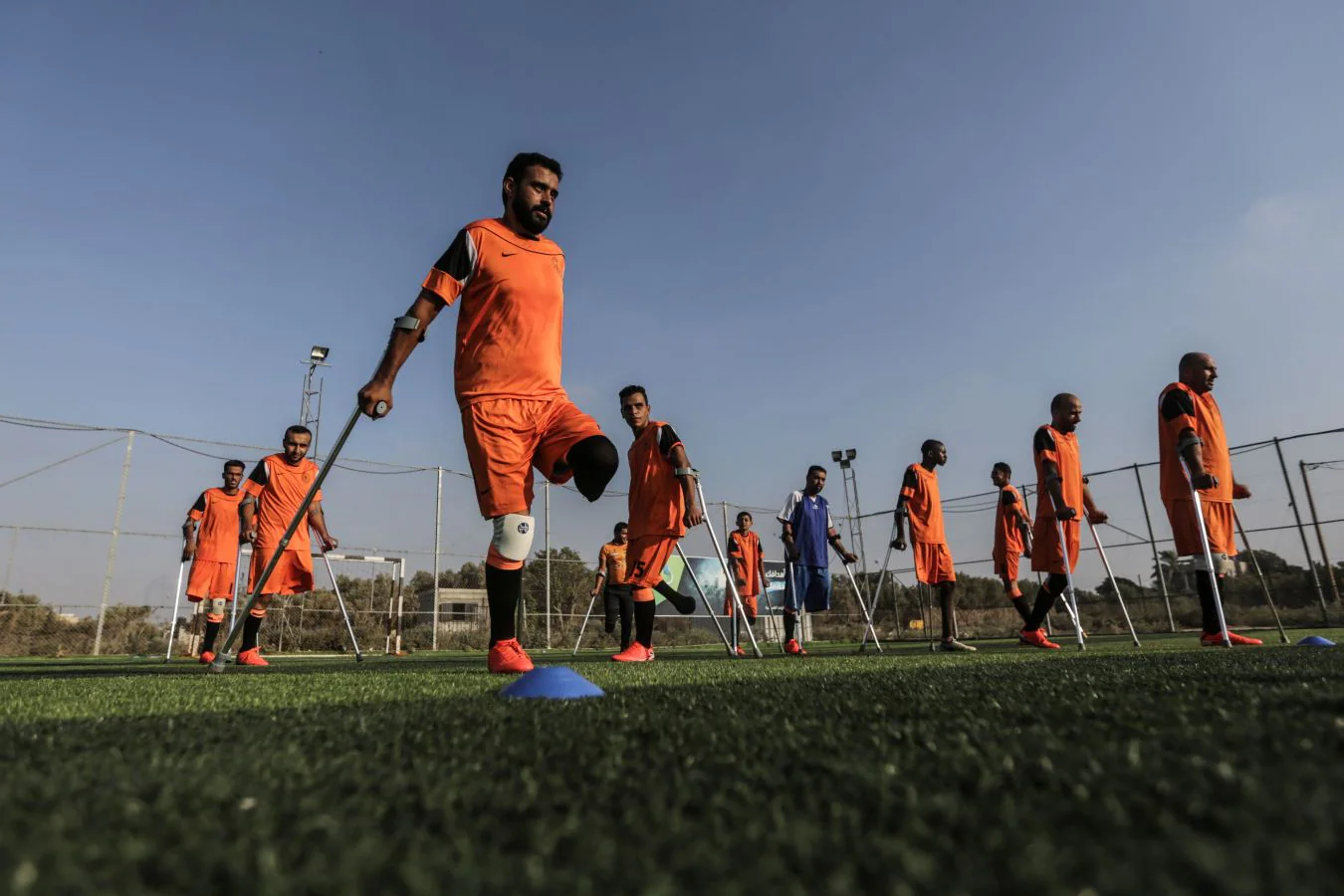 Jugadores de fútbol amputados palestinos participan en una sesión de entrenamiento de su equipo en el estadio Deir Al Balah, en el centro de la Franja de Gaza.