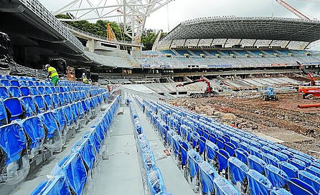 Primeros asientos instalados en el anillo inferior del fondo sur del Estadio de Anoeta. 