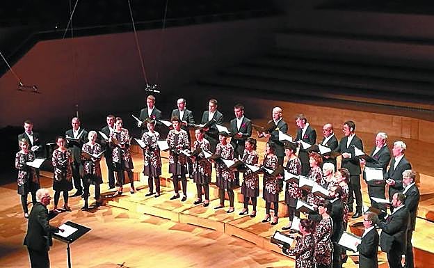 El coro Kup Taldea de Tolosa, en una de sus intervenciones el pasado verano en Barcelona.