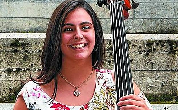 Uxue Sansiñene con un contrabajo.