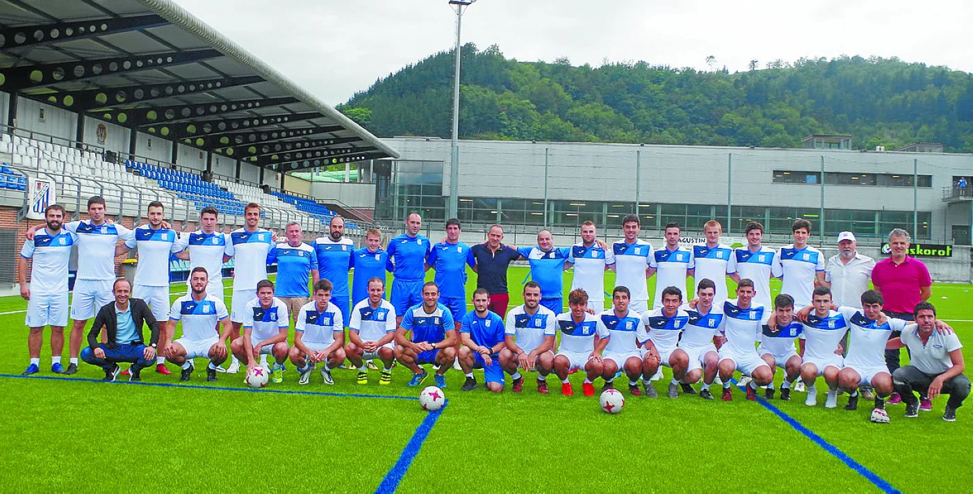 Los jugadores en el primer entrenamiento, con el equipo técnico y la directiva.