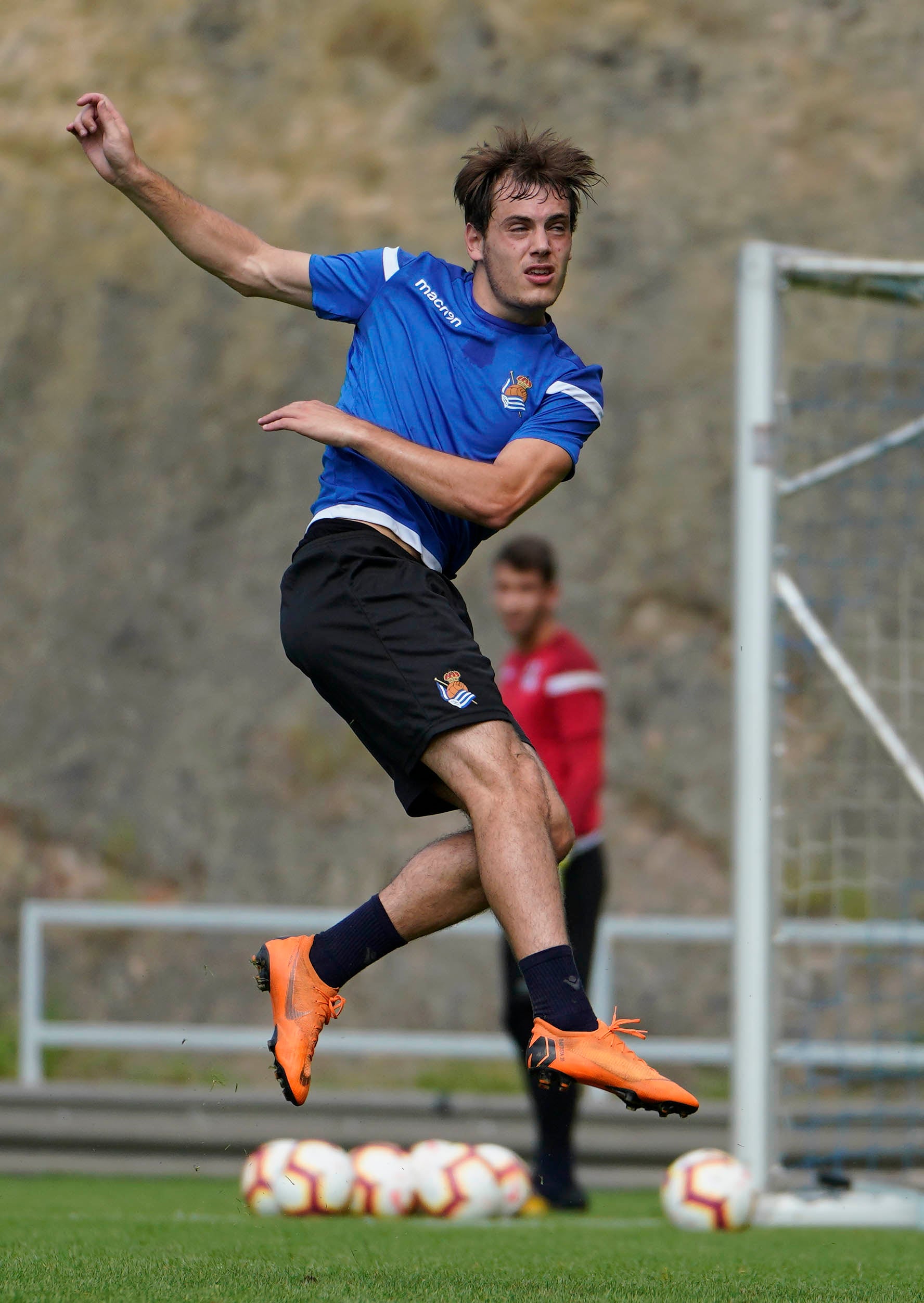 El nuevo fichaje de la Real Sociedad ha abandonado el campo molesto del hombro derecho 