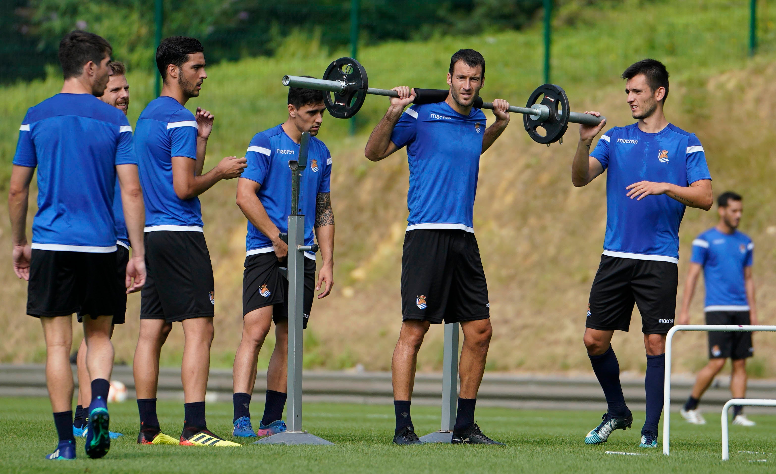 El nuevo fichaje de la Real Sociedad ha abandonado el campo molesto del hombro derecho 
